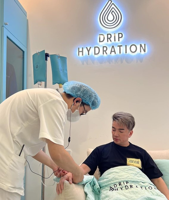 Singer Đàm Vĩnh Hưng undergoes detox therapy at Drip Hydration