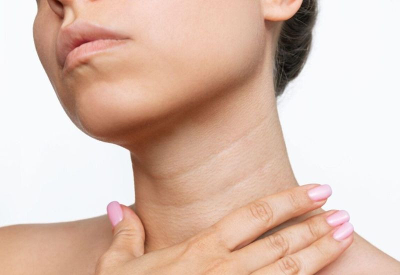 Lão hóa là một trong nguyên nhân dẫn đến tình trạng da cổ chảy xệ
