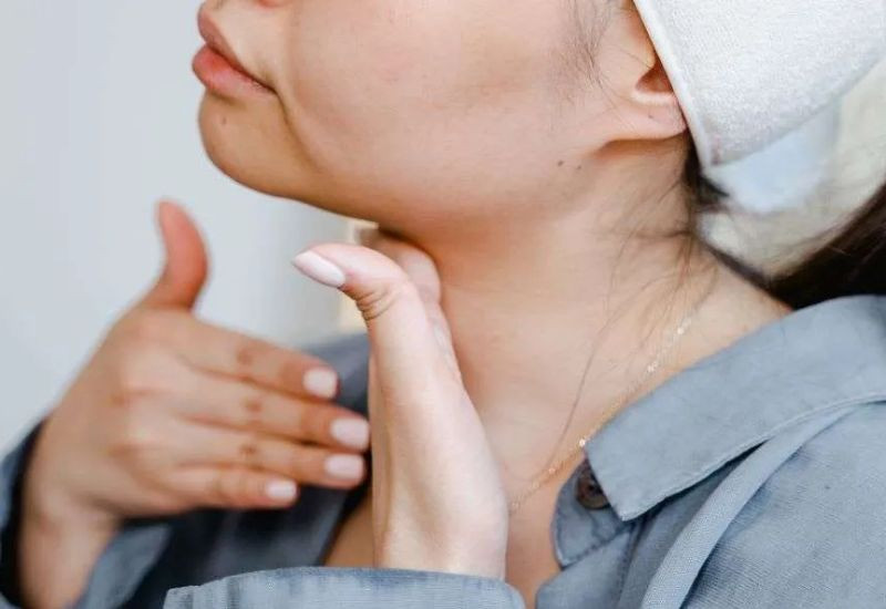 Chăm sóc thường xuyên để cải thiện tình trạng da cổ chảy xệ
