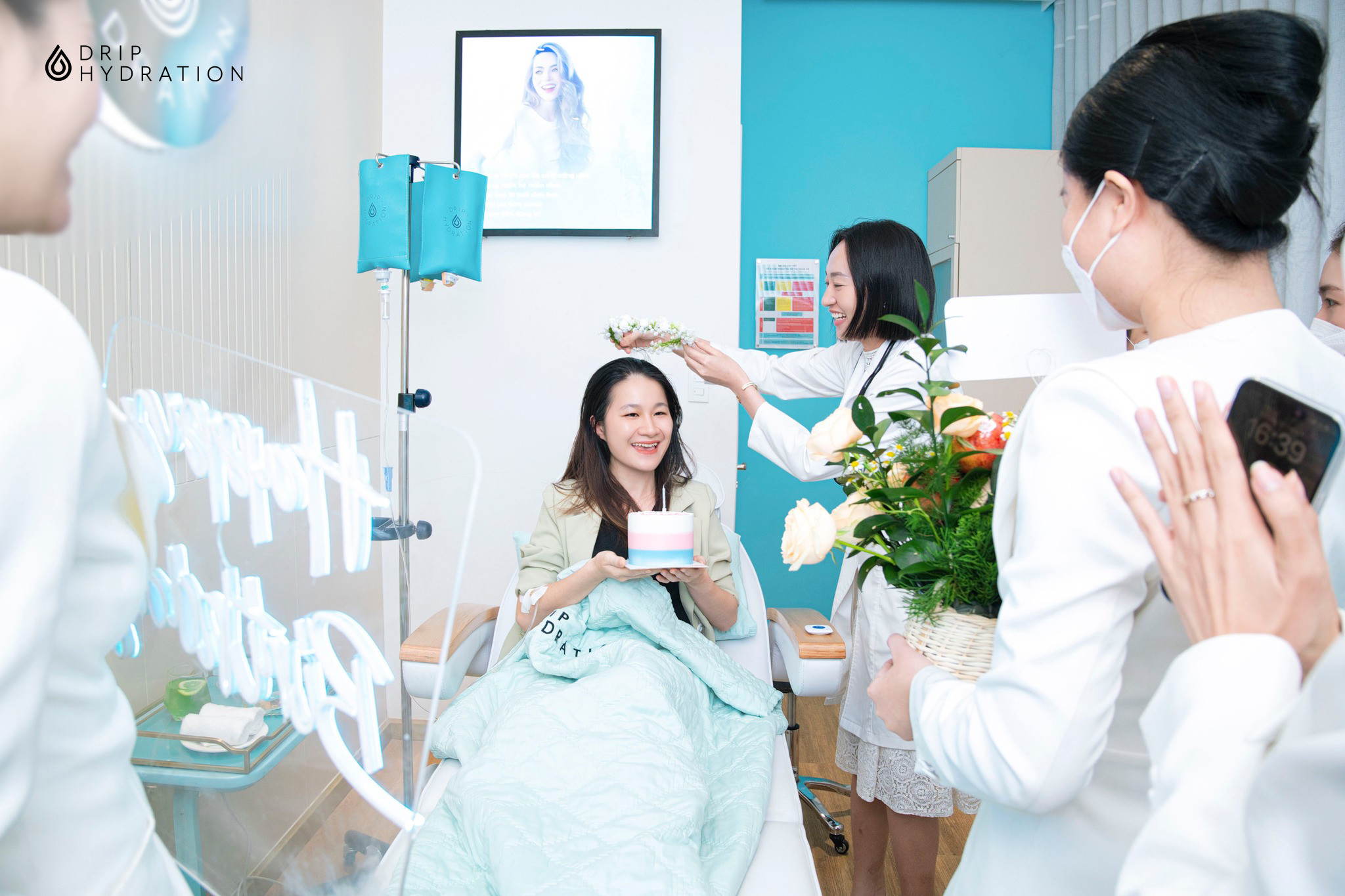 VIP Member hạnh phúc bất ngờ trong tiệc sinh nhật do đội ngũ Drip dành tặng.